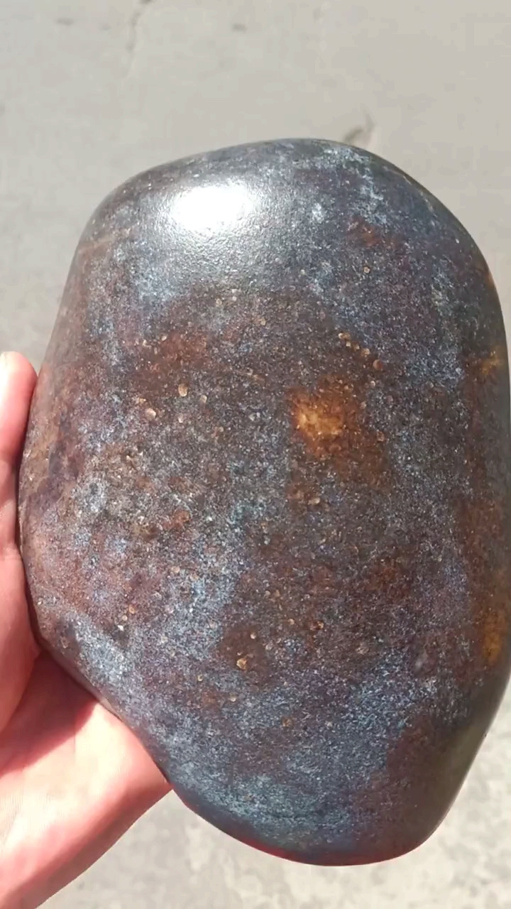 新疆和田玉籽料原石!石包玉!一个石头一套房-度小视