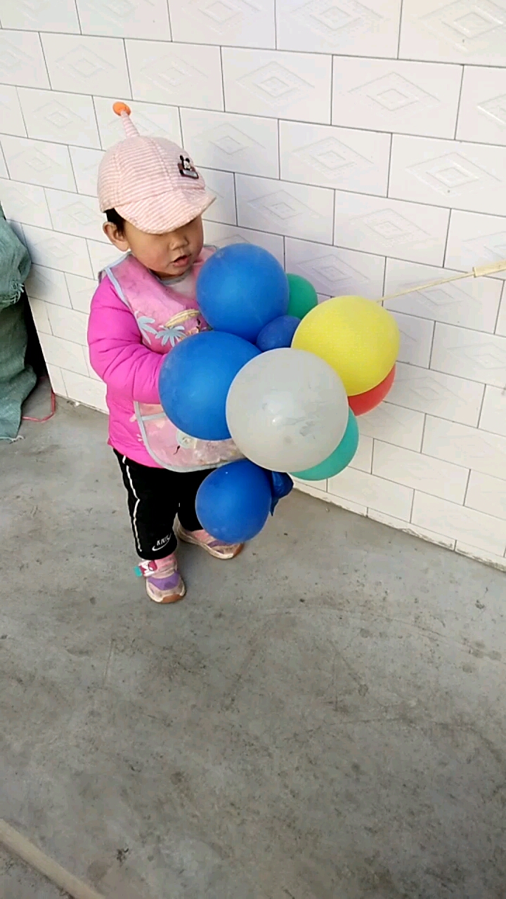 宝宝玩气球
