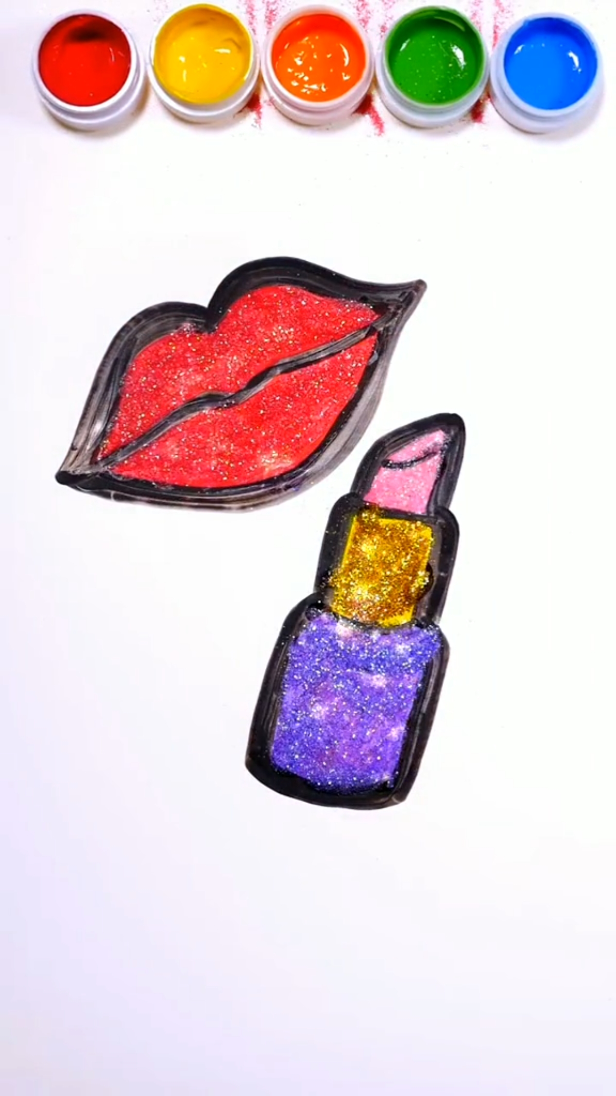 在纸上画把喜欢的颜色出来,好看再往唇上画