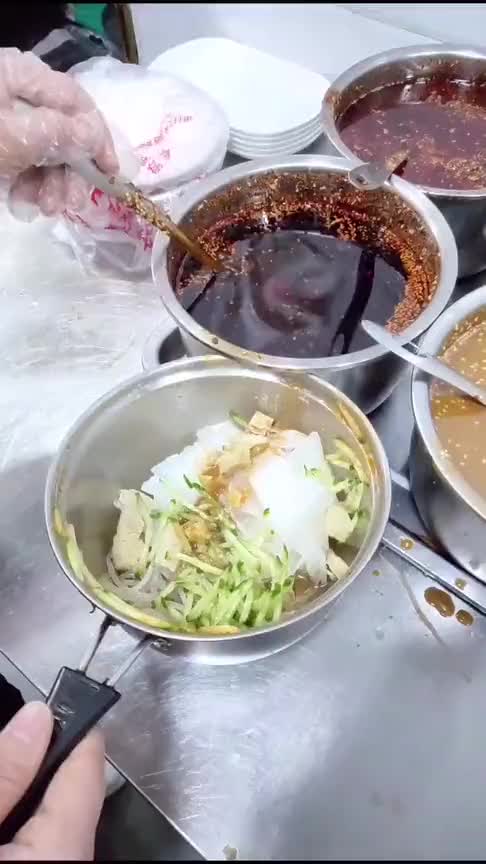 25岁创业卖凉皮,摆摊卖了6年,现在月入过万,只要努力就会越来越优秀