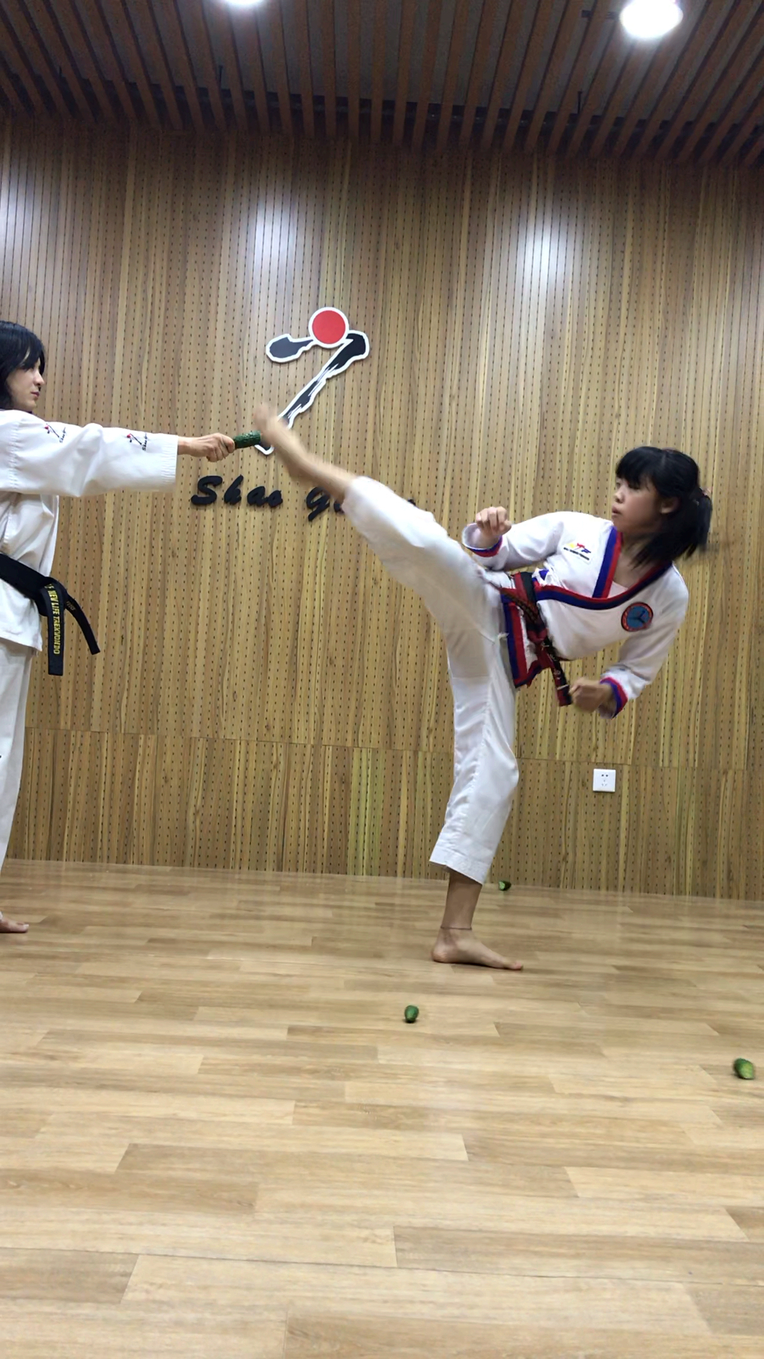 跆拳道#旋风少女脚踢黄瓜