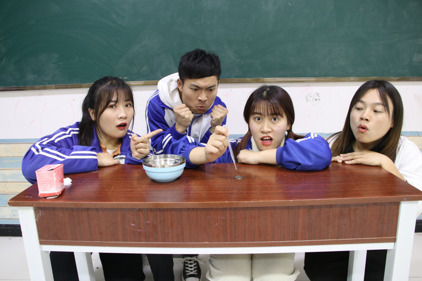 挑战一枚硬币最多能装多少水王小九创下最高纪录47滴太牛了