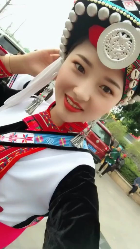 云南阿细族姑娘