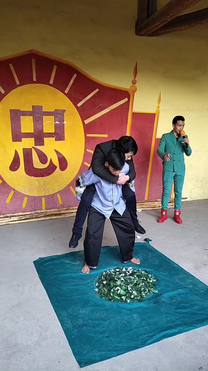 小伙赤脚踩玻璃,看着都疼