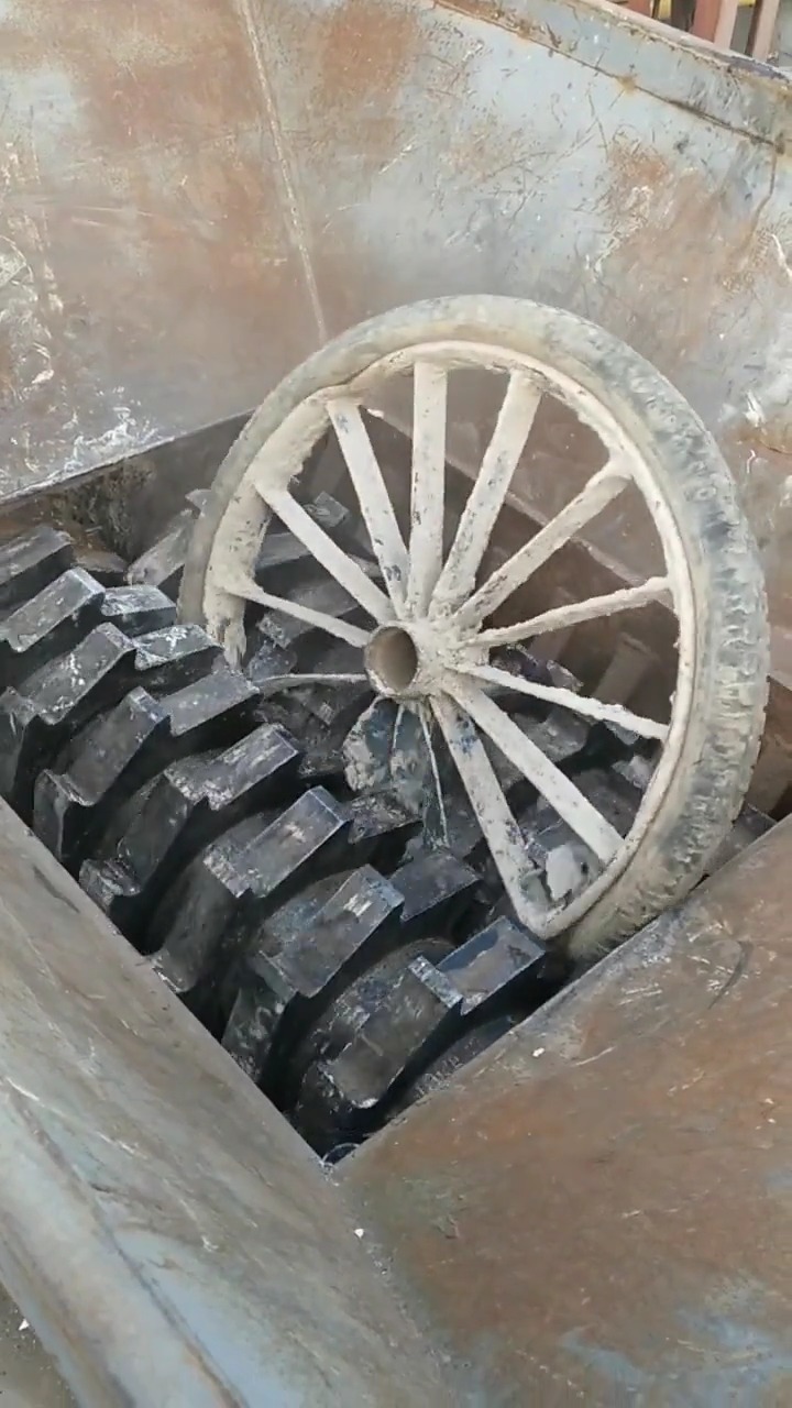像这样的破旧轮胎,粉碎机撕碎的很轻松,一点无压力
