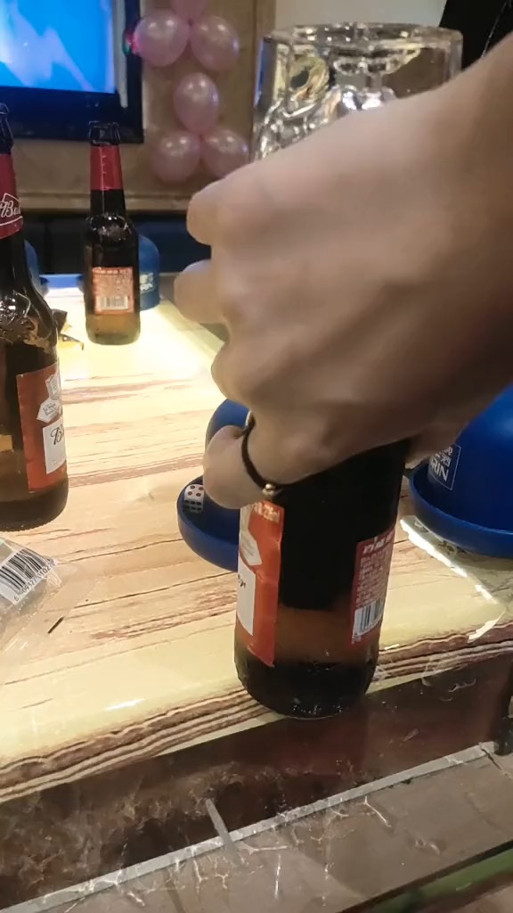 我已经很久没有喝酒了,当我再拿起酒杯时什么也不要问请帮我倒满敬