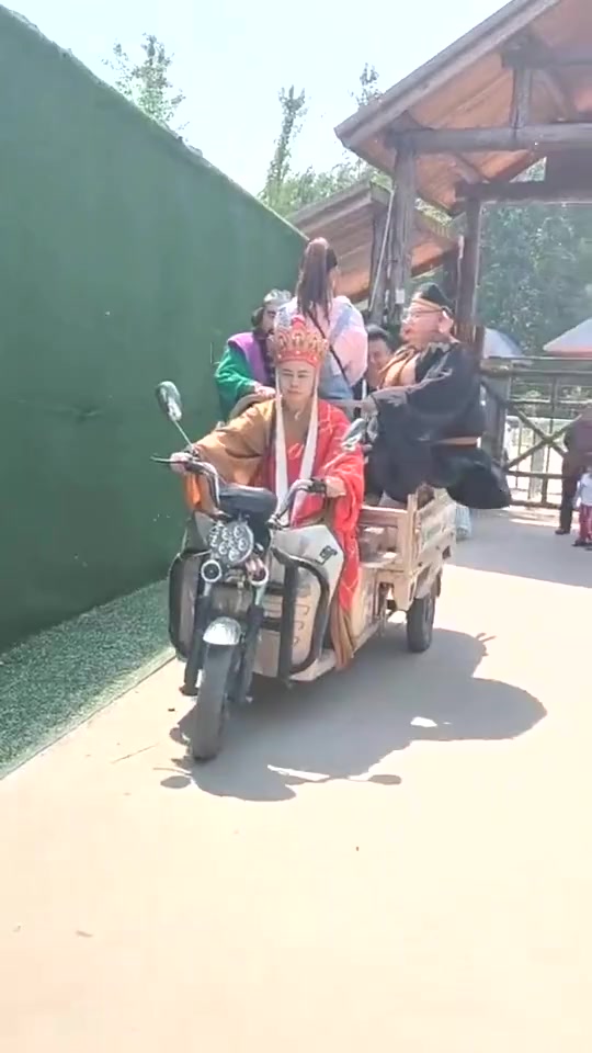 搞笑段子#偶遇唐僧师徒取经,没想到他们换座驾了,还带着美女!