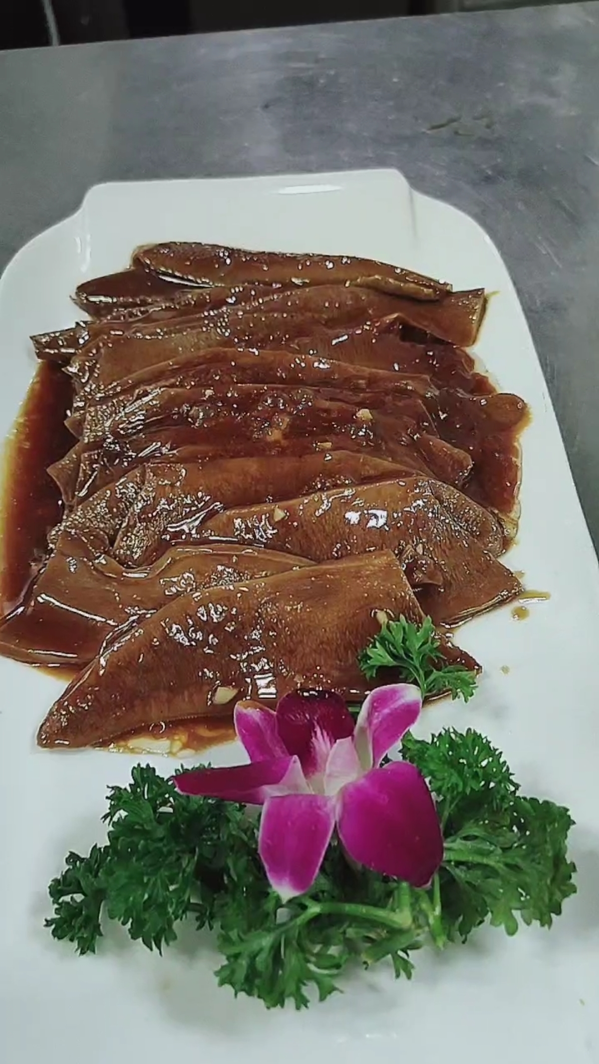 秀出你的拿手菜#红扒牛舌色泽红润,整齐出盘.