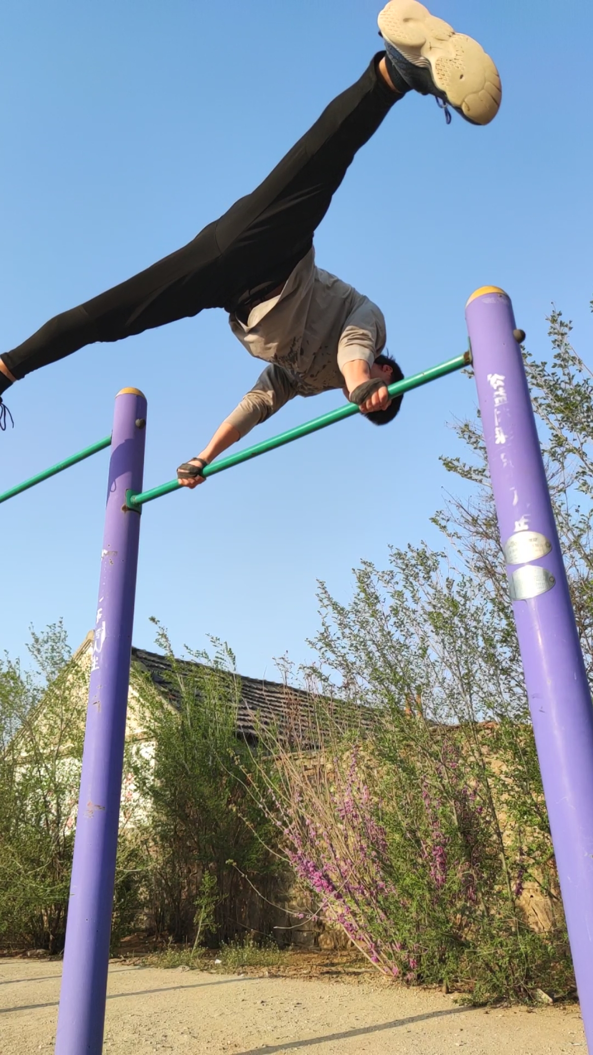 街头健身#单杠分腿俄挺