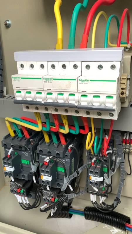 电工并线用的汇流排,是这个样子的.设计的很奇妙.-度小视