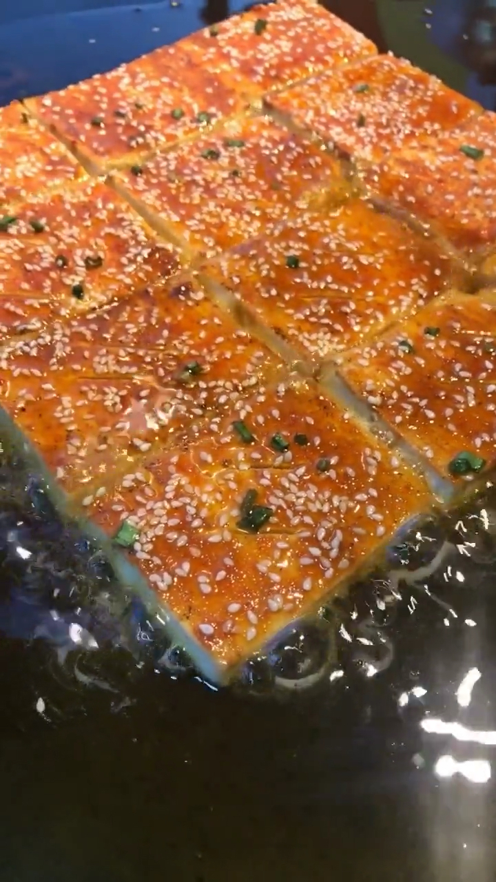 正宗铁板酱汁豆腐,比臭豆腐还好吃,你们有吃过吗?