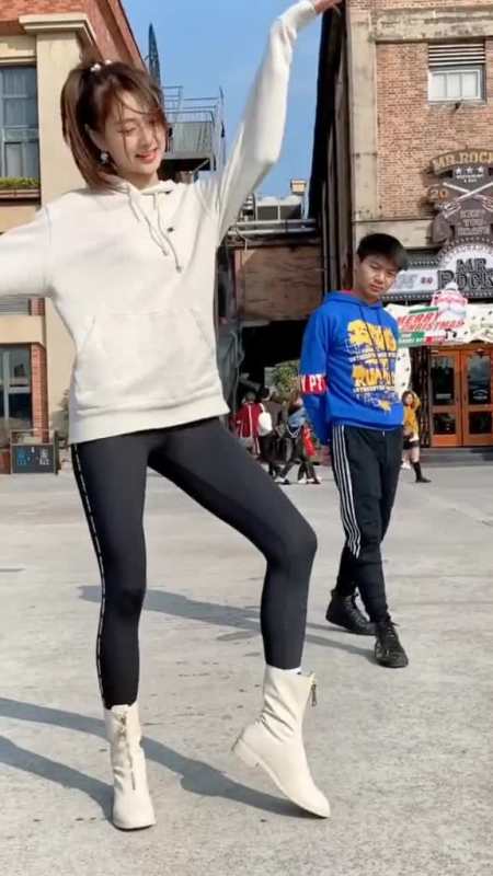 你们是喜欢小姐姐的舞功还是武功呢苏宁苏宁小号分享哥模特现场舞功