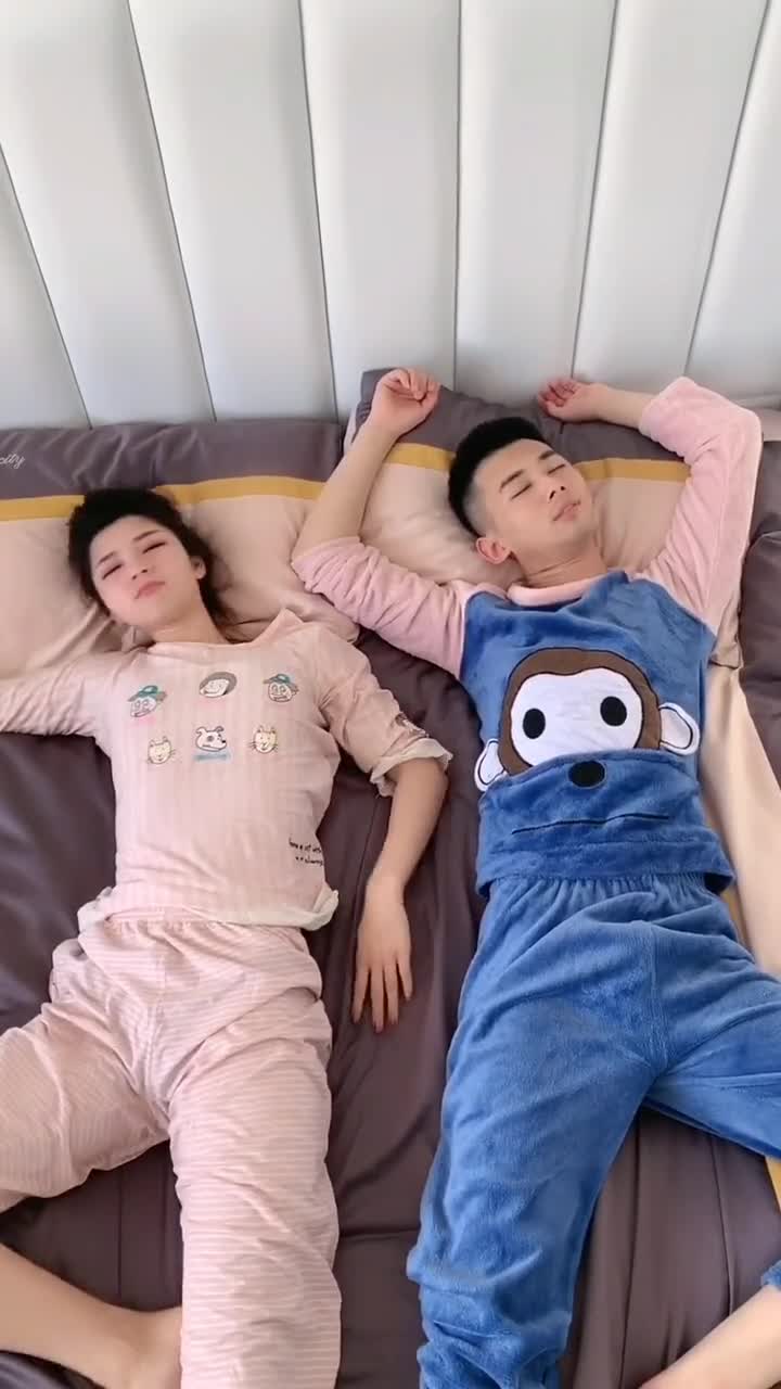 你们情侣在一起久了也这样么谁粘谁呢有同款粘人女友吗