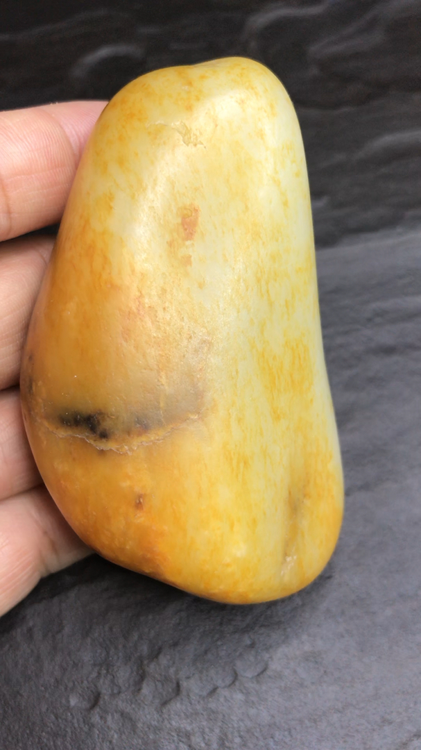 新疆和田玉金包玉原石手把件