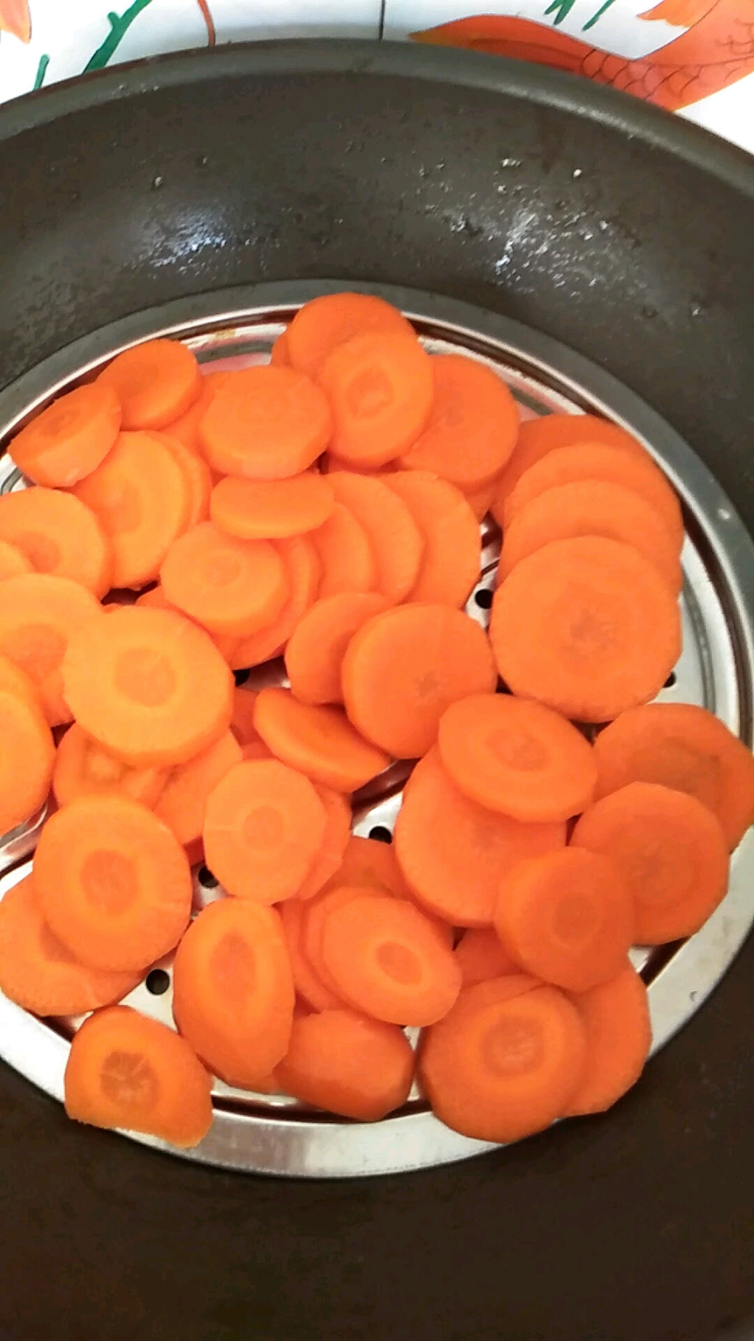 两根胡萝卜去皮切片儿.