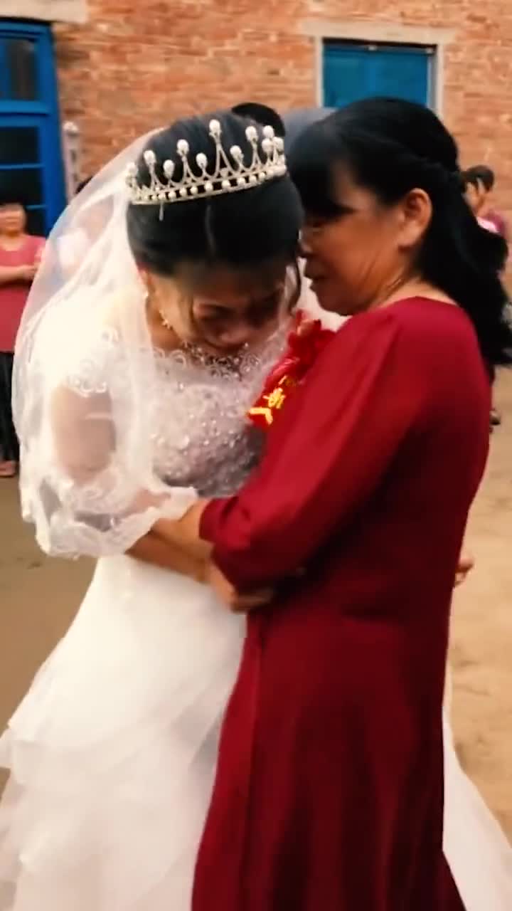 女儿出嫁的那一刻全场人都感动哭了