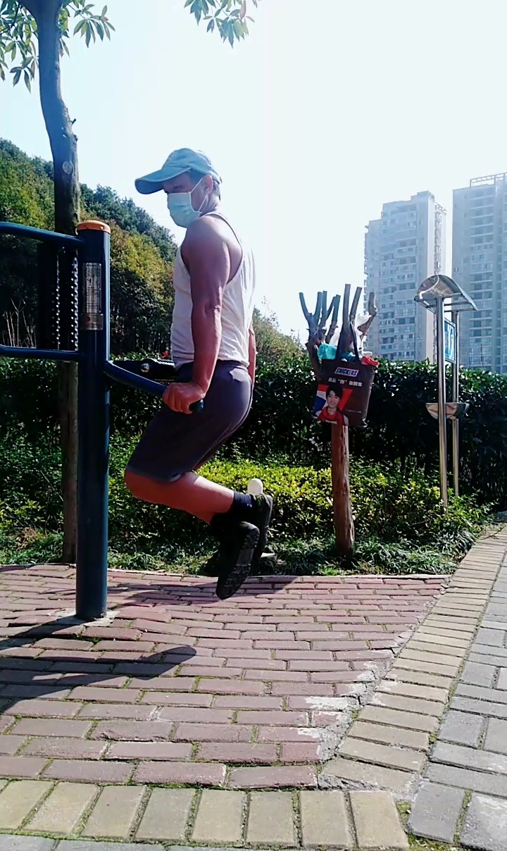 健身宁教练传递健身正能量#臂屈撑练习