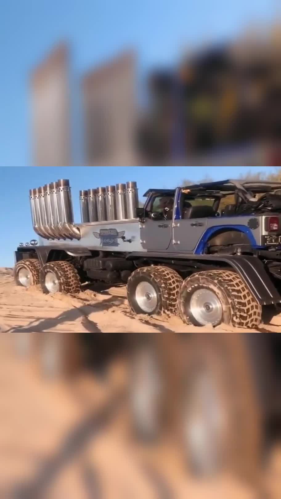 第一次见8个轮子的越野车,排气管简直数不清,家里有矿才敢开!