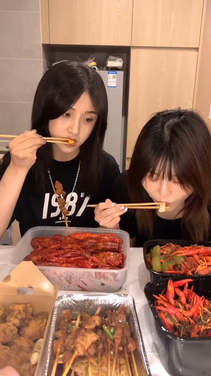 搞笑段子剧#当我喂女朋友闺蜜吃饭时