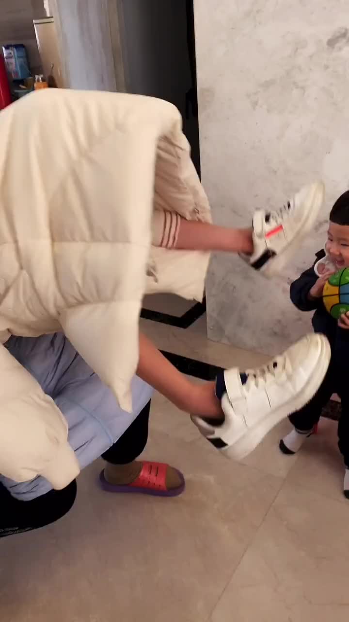 两个小哥哥在打架,帮谁好呢?