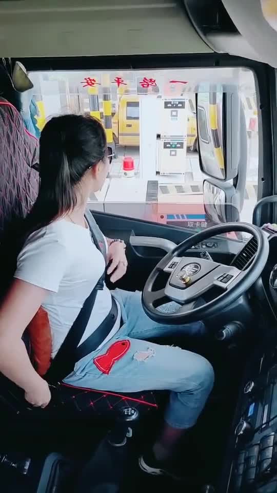 实拍货车女司机,开车过收费站,看到小哥哥竟然忘了系安全带了!