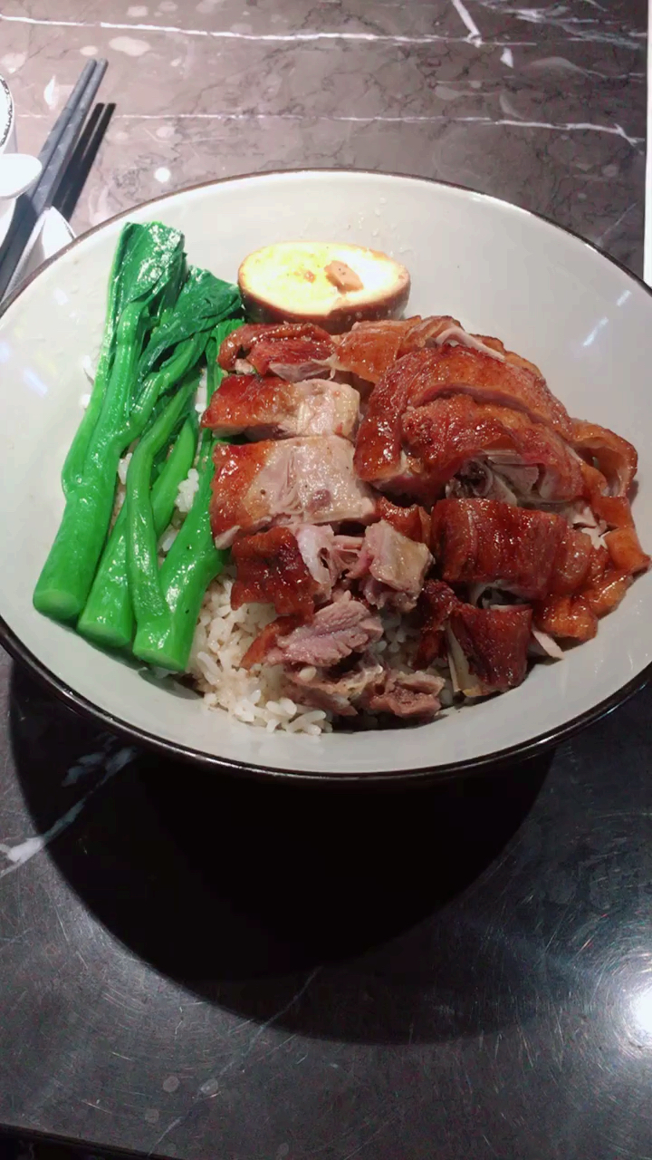 饭点时间到,脆皮烧鸭