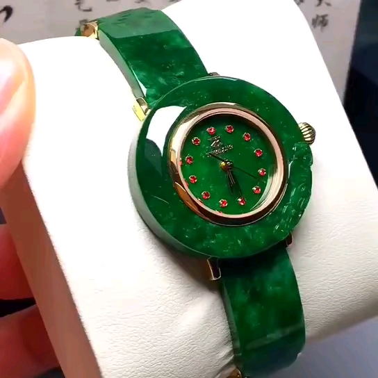天然辣绿翡翠手表