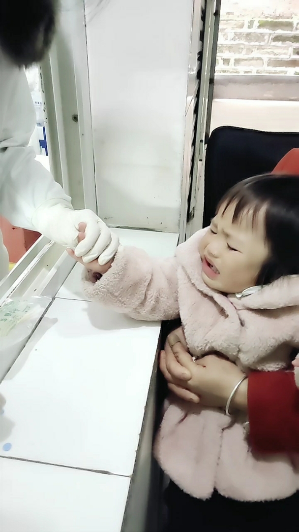 看宝宝扎手指血