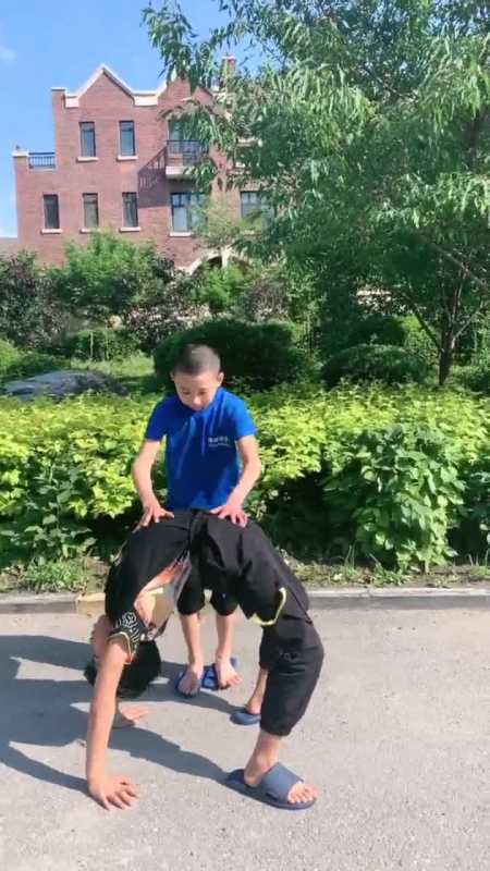 两个年轻的小男孩,杂技功夫已经这么强了,这才是传承啊!