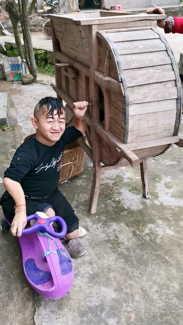 无腿男孩日常生活记录自己拍摄不易记得点赞哦