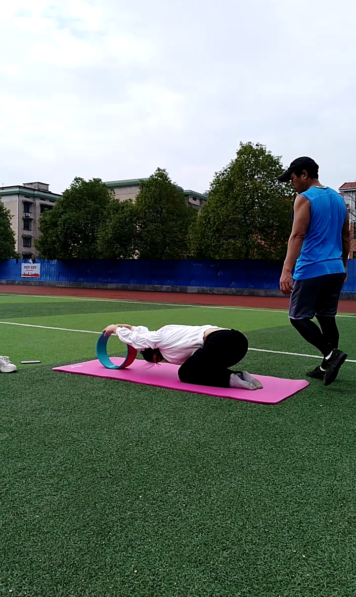 冬季进补计划#教学员正确掌握压肩练习法-度小视