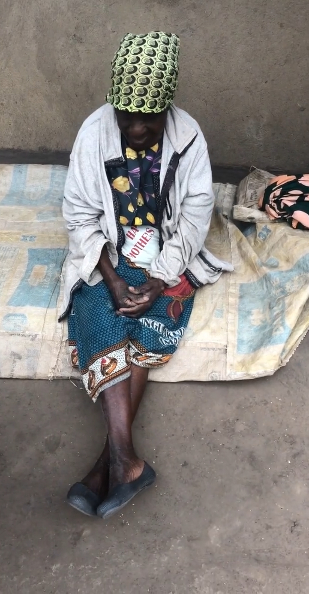 非洲大妈跟我亲切握手