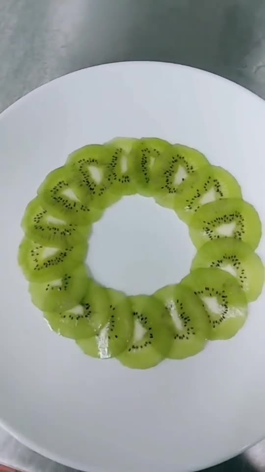 自制美食#猕猴桃果盘简单时尚,喜欢的点点爱心