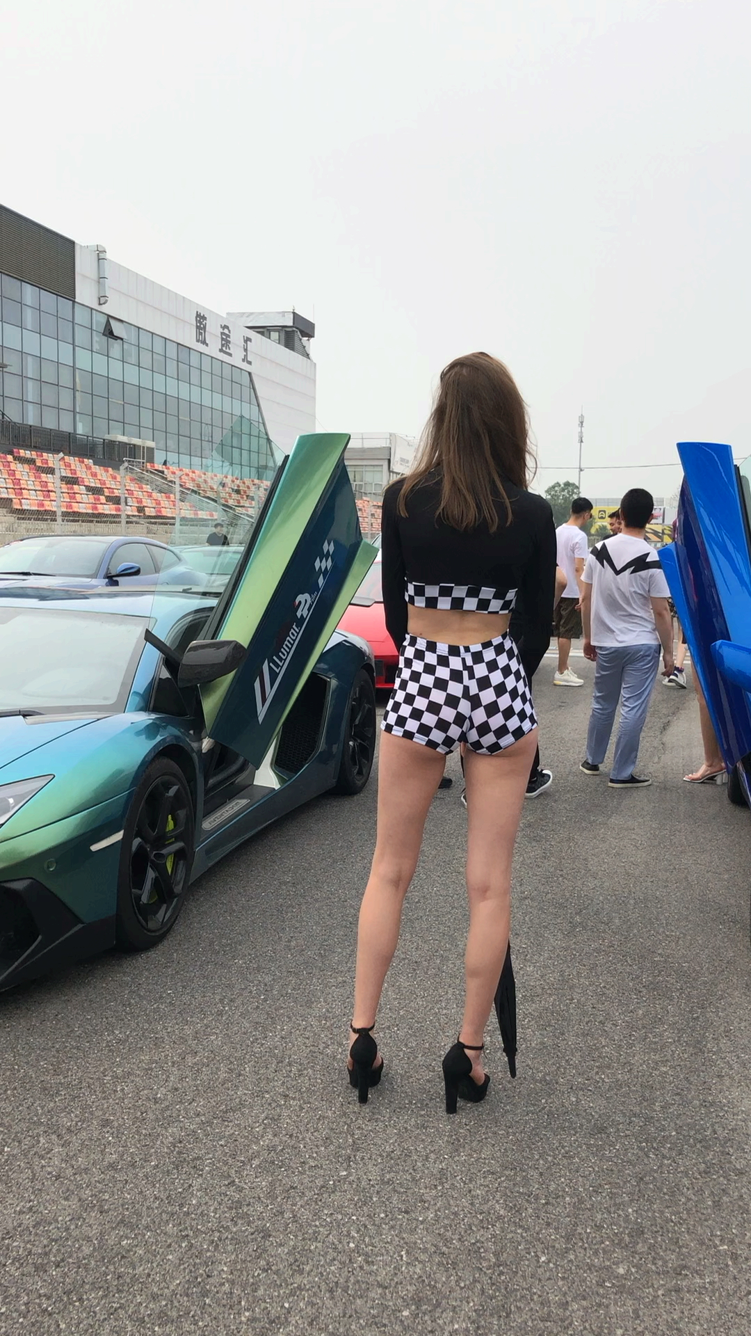 外国金发小姐姐开兰博基尼当模特.