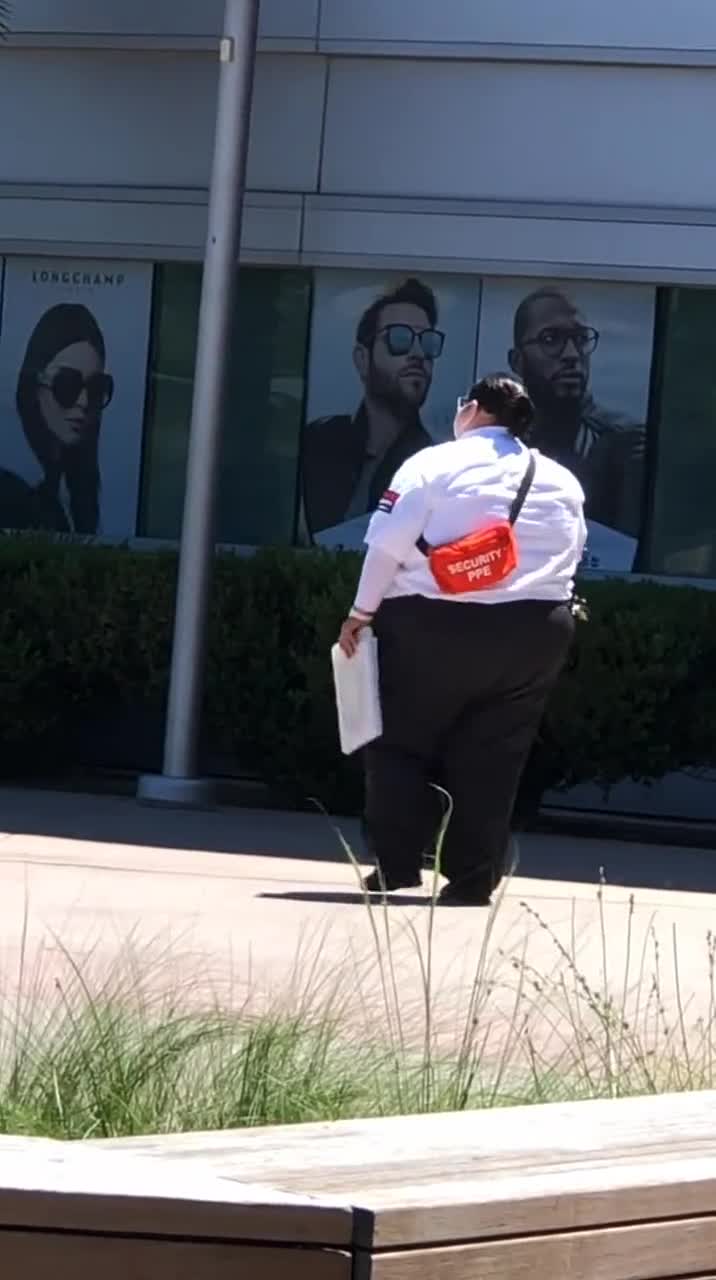 美国疫情期间,美国商场的霸气女保安,这一幕属实有点让人惊讶!