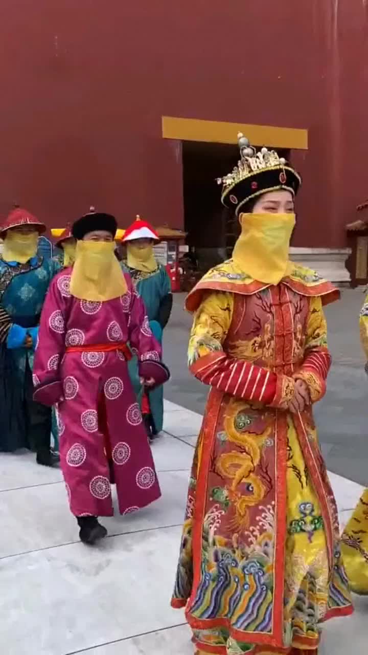 女演员换清宫服饰拍戏,看到太监的装扮,才知道剧组有多土豪!