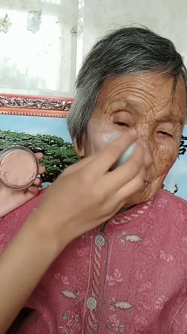 给80岁的老奶奶化妆,这效果没谁了
