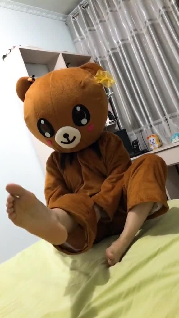 你鼻子麻呀!说谁脚臭呢?我脚才不臭,同学给都我脚起外号叫十里乡.