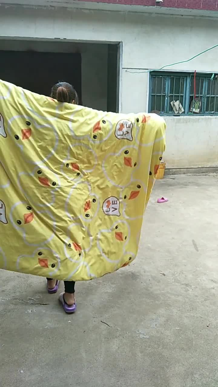 婆婆看见我披着被子出来还以为我做梦了