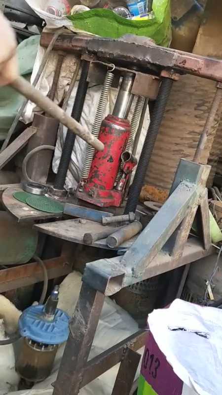 高手在民间,自创用千斤顶改装的压轴承装备