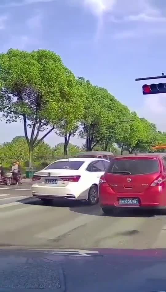 开车别爆脾气,忍一时风平浪静,退一步海阔天空