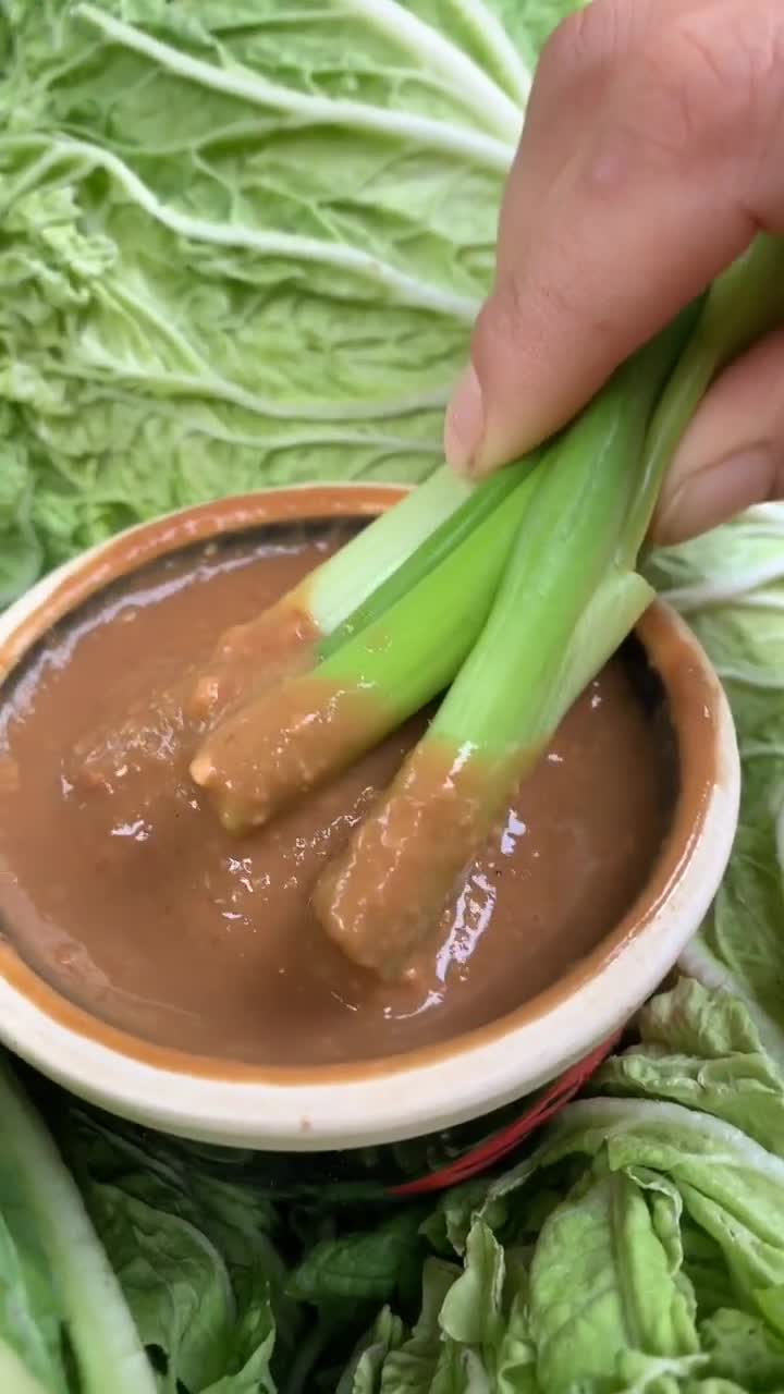 东北女汉子狂吃大葱蘸酱,太吓人了