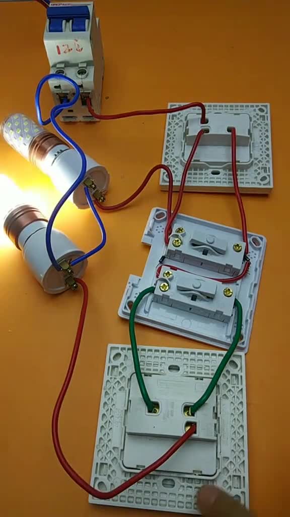 节省一条电线的三控两灯电工接线法,学习了