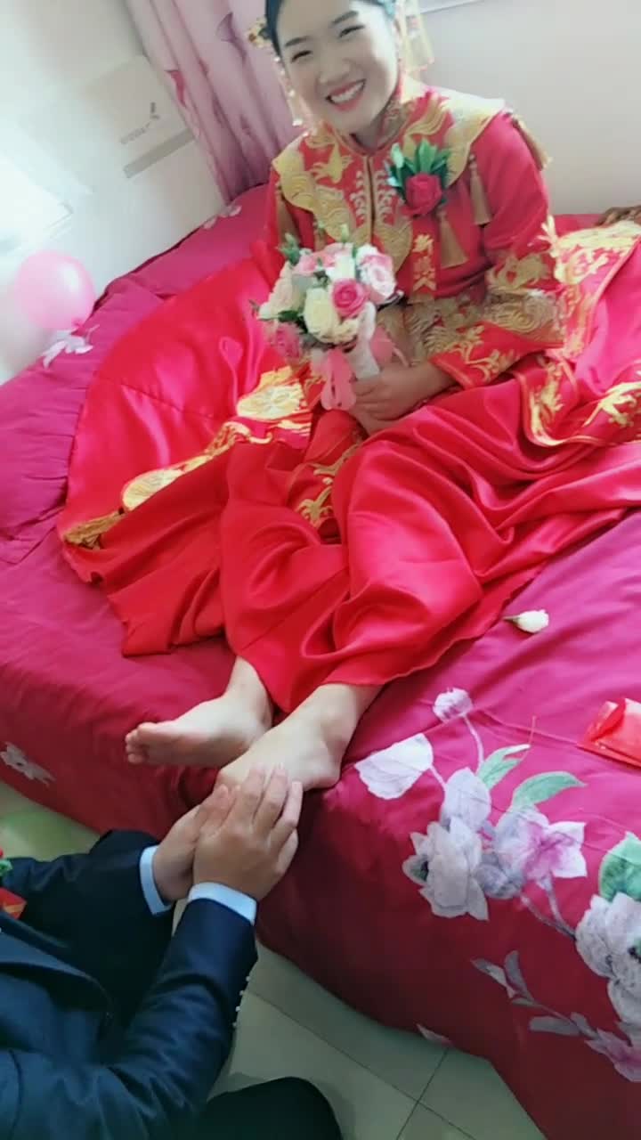 哈哈这亲新娘的脚,还真能吻出声音