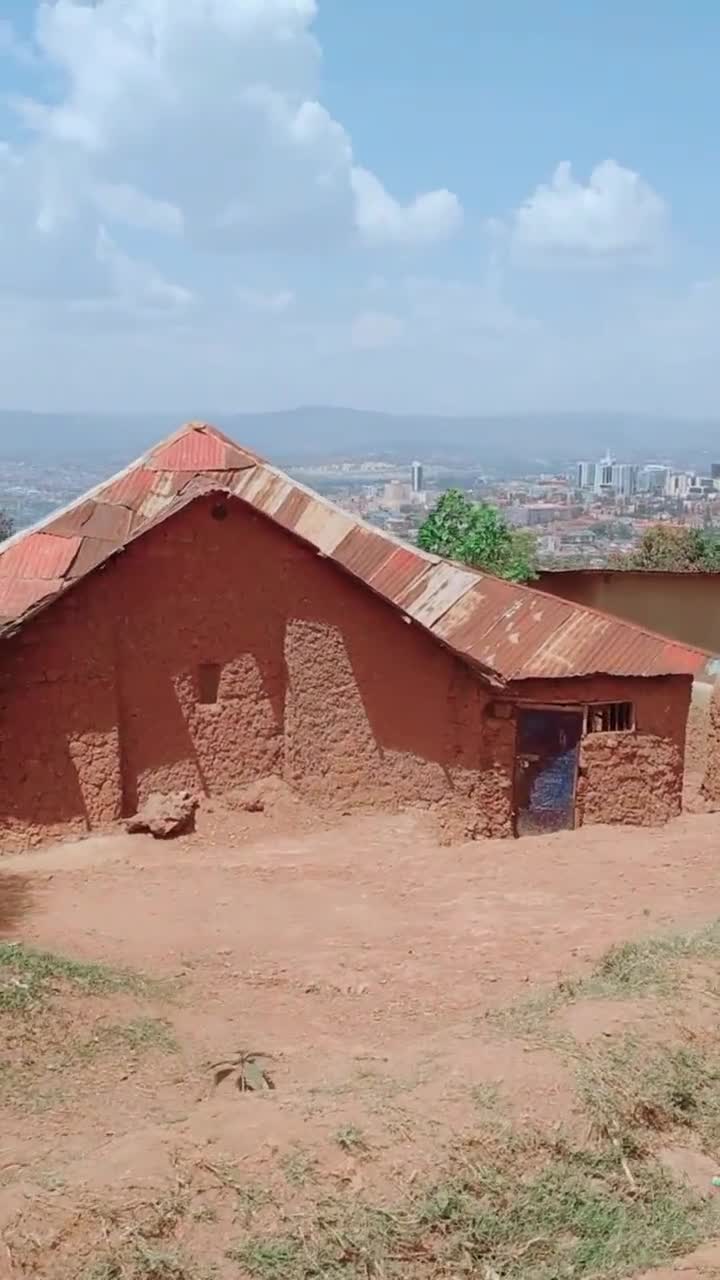 非洲农村的房子和首都的楼房遥遥相对.