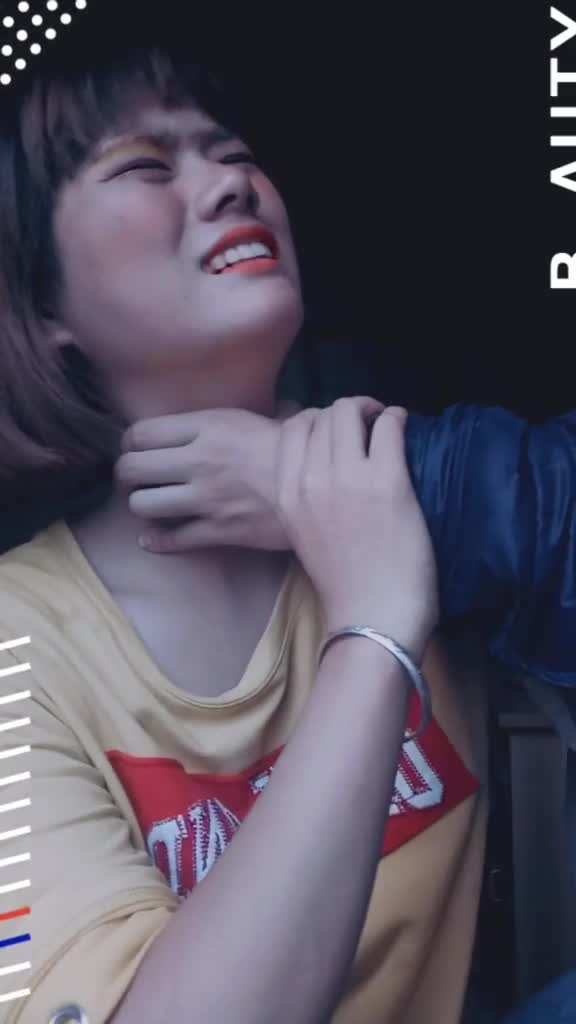 你这样掐女人脖子,你还是男人吗