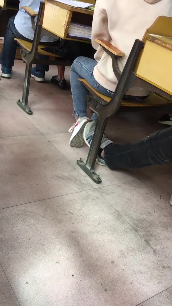 情侣前后桌的好处,这种小动作,想必大多数人都做过吧!