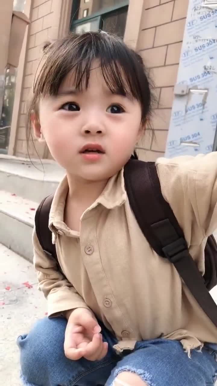 最近这个萌娃火了,车坏了给她急的,小模样太可爱了!