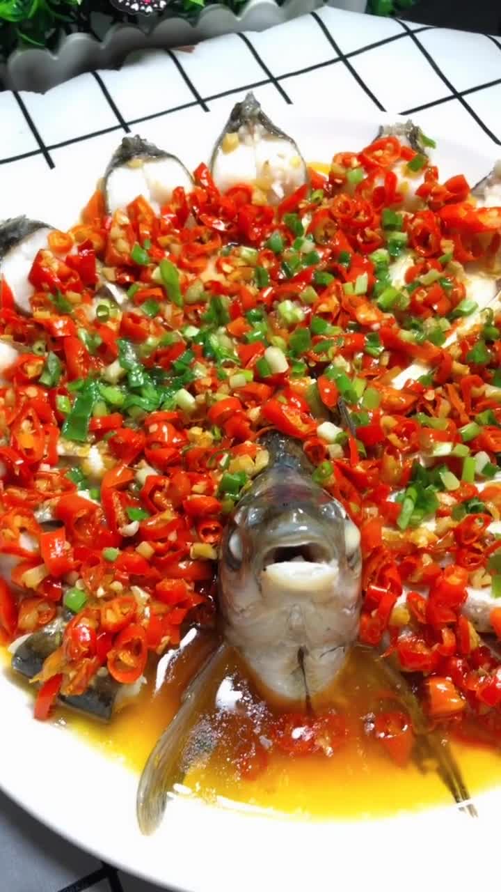 剁椒蒸鳊鱼教程在上个视频