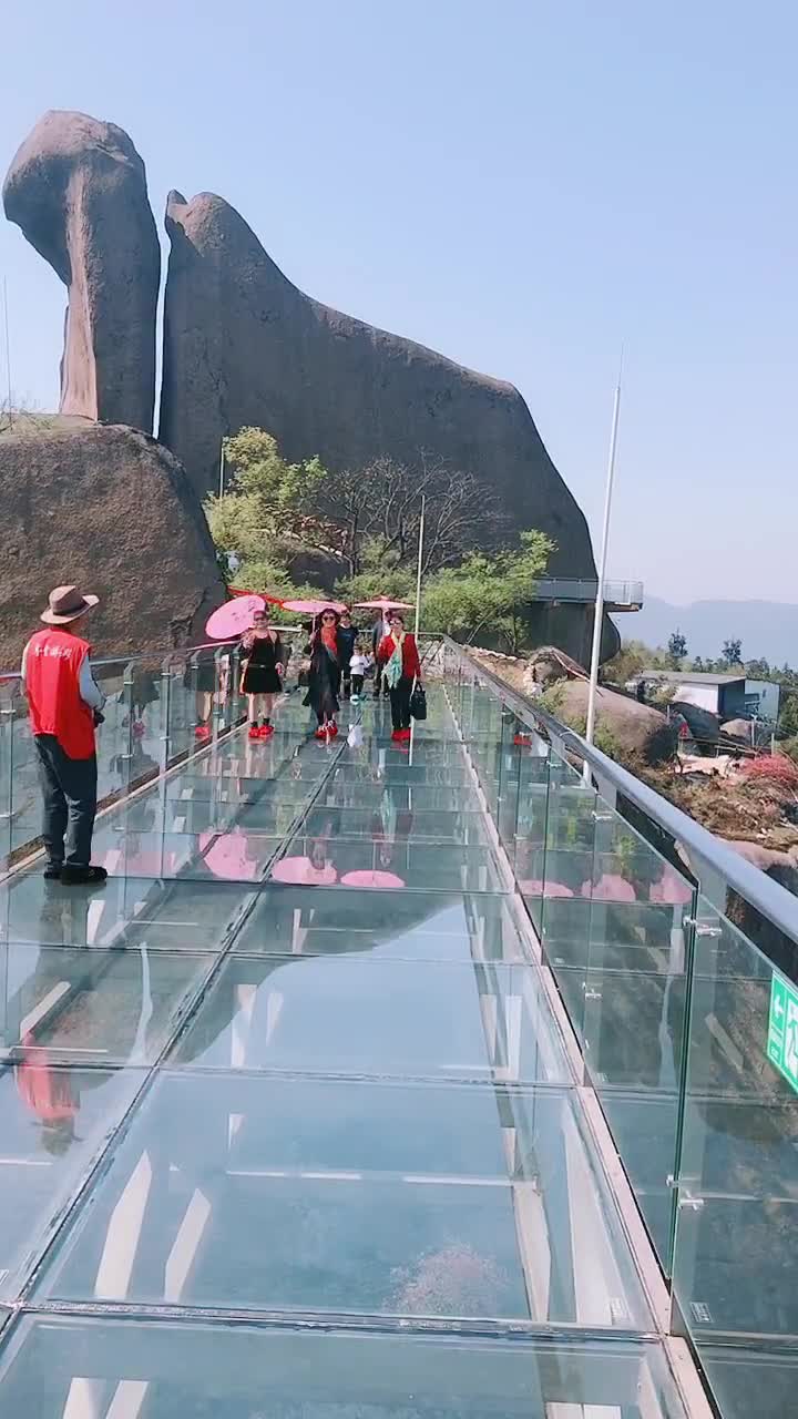 安庆巨石山玻璃栈道图片